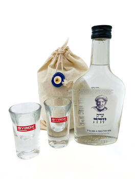 ערק וכוסות שוט במארז בד ממותג